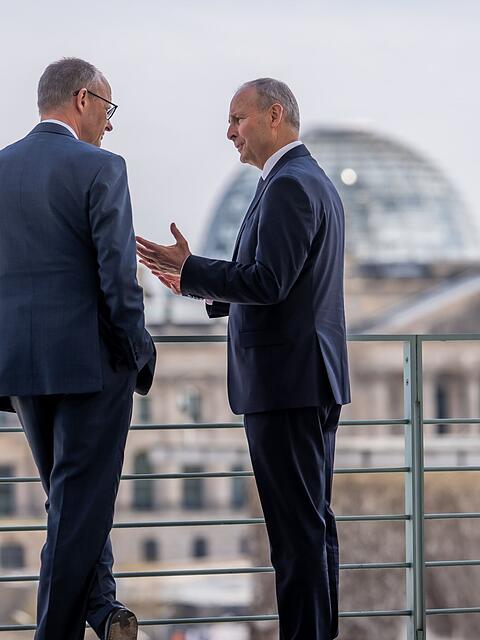 Der irische Regierungschef Miche&aacute;l Martin (r) muss in den kommenden Monaten im Haushaltsstreit vermitteln. Kanzler Merz gibt sich bislang allerdings nicht besonders kompromissbereit. (Archivbild)
