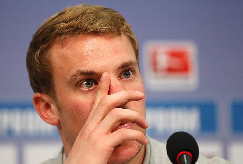 Manuel Neuer mit feuchten Augen bei der Pressekonferenz