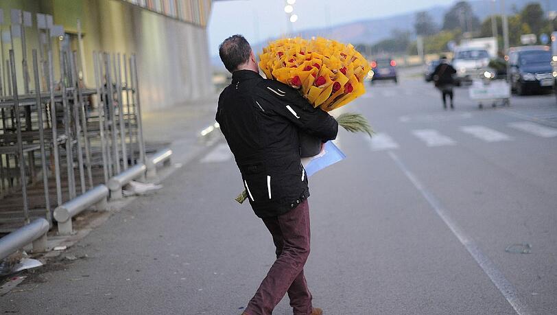 Traditionell werden während der katalanischen Feiertage Blumen an die Frauen verschenkt. Männer bekommen Bücher. Traditionell werden während der katalanischen Feiertage Blumen an die Frauen verschenkt. Männer bekommen Bücher.