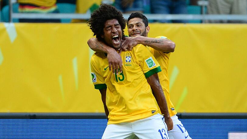Dante:Nebenrolle mit Jokerpotenzial.Der Lockenkopf kommt in Brasiliens Innenverteidigung erstmal nicht am neuen PSG-Bollwerk Thiago Silva und David Luiz vorbei – anders als der Ex-Bayer Luiz Gustavo (Wolfsburg), der im defensiven Mittelfeld auf einen Stammplatz hoffen kann. Rafinha hat’s bekanntlich nicht ins Aufgebot geschafft. Dante:Nebenrolle mit Jokerpotenzial.Der Lockenkopf kommt in Brasiliens Innenverteidigung erstmal nicht am neuen PSG-Bollwerk Thiago Silva und David Luiz vorbei – anders als der Ex-Bayer Luiz Gustavo (Wolfsburg), der im defensiven Mittelfeld auf einen Stammplatz hoffen kann. Rafinha hat’s bekanntlich nicht ins Aufgebot geschafft.