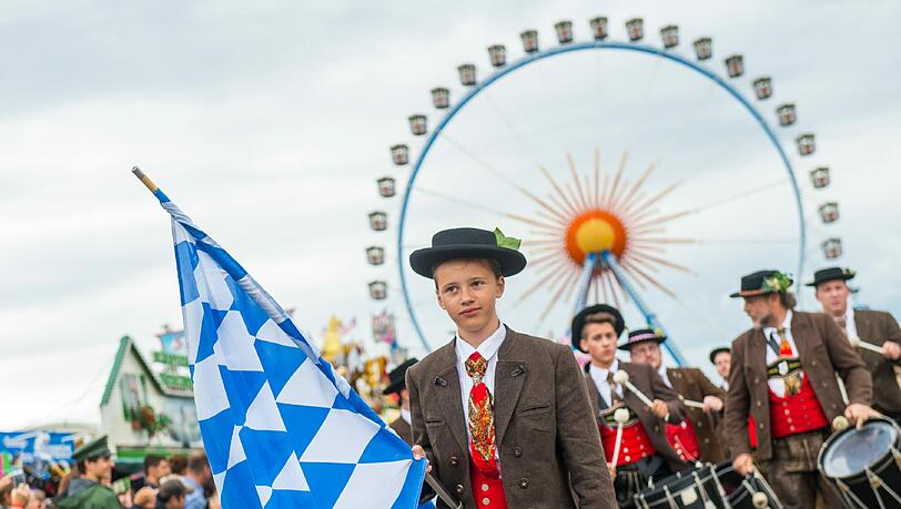 Trotz Nieselwetters rollten rund 40 Festwagen und Kutschen in dem sieben Kilometer langen Zug mit - und die Trachtler aus der ganzen Welt hatten dabei beste Laune. Trotz Nieselwetters rollten rund 40 Festwagen und Kutschen in dem sieben Kilometer langen Zug mit - und die Trachtler aus der ganzen Welt hatten dabei beste Laune.