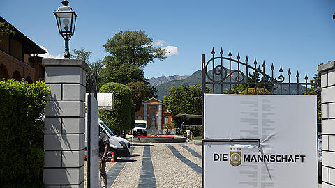 Alles bereit: Der Eingang des Hotels Giardino, in dem sich die DFB-Mannschaft auf die EM vorbereitet.