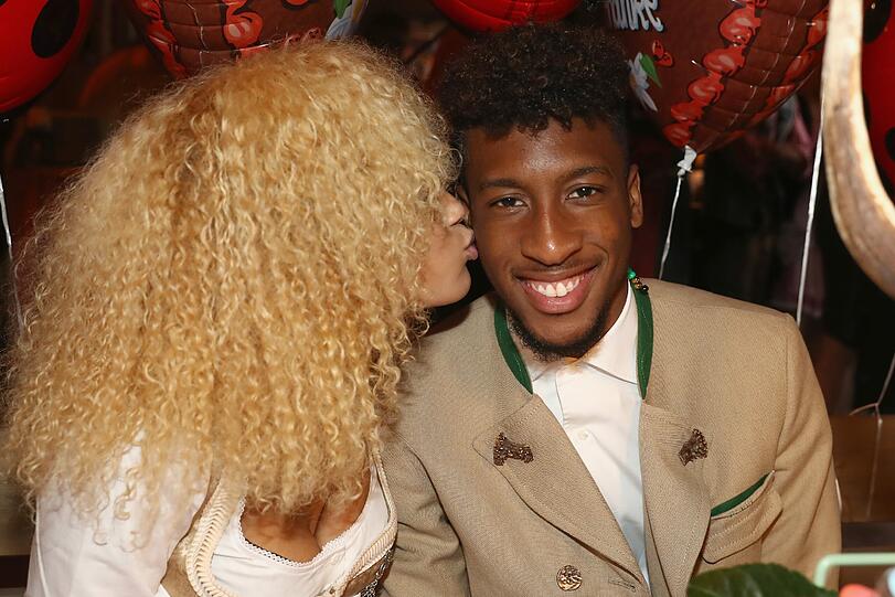 Ein Busserl für Kingsley Coman von seiner Frau Sephora.