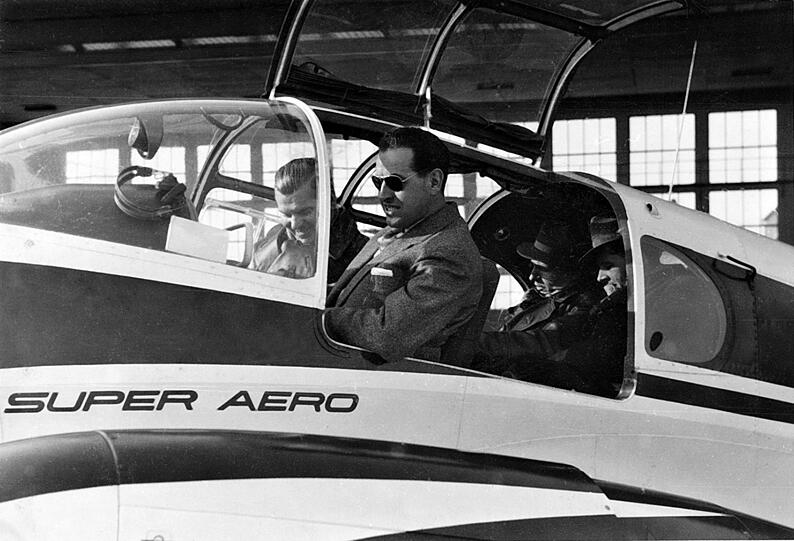 Flugplatz Oberwiesenfeld: Krug (l.) am Steuer eines  Sportflugzeugs.