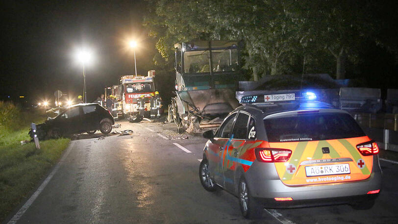 Die rechte Seite des Autos wurde komplett zerstört, laut Polizei war der Fahrer betrunken. Die Bilder vom Unfallort.