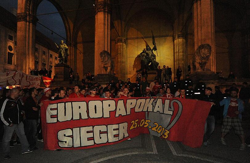 Bayern-Fans ziehen durch die Münchner Innenstadt. Die Bilder von der Jubel-Feier.