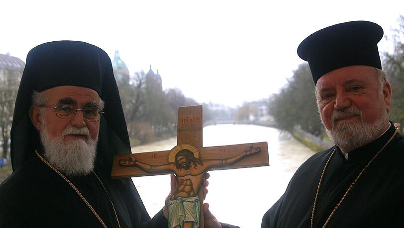 Im Jahr 2012 konnte das Kreuz aufgrund der Strömung nicht zur Isarweihe von der Brücke geworfen werden. Im Jahr 2012 konnte das Kreuz aufgrund der Strömung nicht zur Isarweihe von der Brücke geworfen werden.