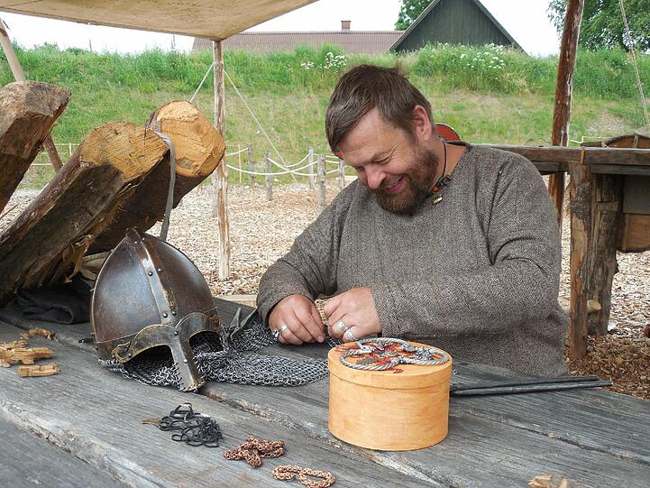 Ein Wikinger bei der Kettenhemd-Herstellung.