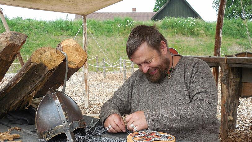 Ein Wikinger bei der Kettenhemd-Herstellung. Ein Wikinger bei der Kettenhemd-Herstellung.