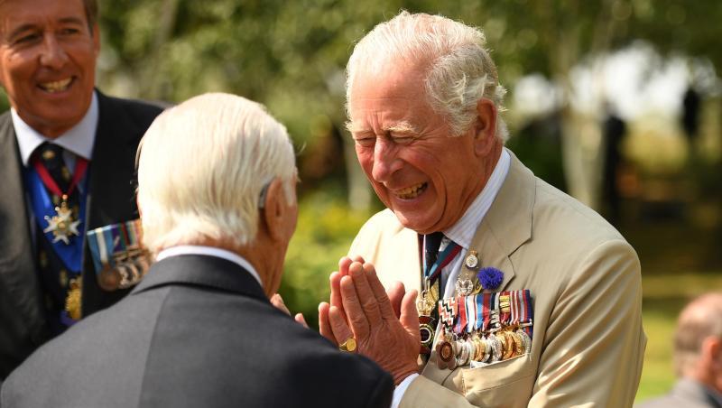 Prinz Charles (r), Prinz von Wales, begrüßt anlässlich des Tages der Kapitulation Japans im Zweiten Weltkrieg am National Memorial Arboretum einen Veteranen. Prinz Charles (r), Prinz von Wales, begrüßt anlässlich des Tages der Kapitulation Japans im Zweiten Weltkrieg am National Memorial Arboretum einen Veteranen.