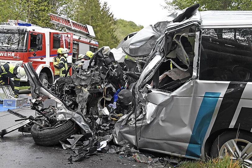 Bei dem Unfall wurde der vordere Teil des Kleinbusses völlig zertrümmert.