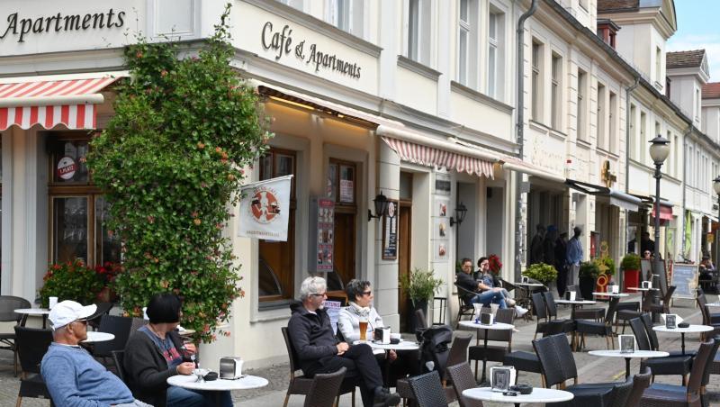 Trotz strahlender Sonne sind die meisten Plätze vor einer Gaststätte an der Brandenburger Straße in Potsdam leer. Ab Montag treten im Gastgewerbe weitere Lockerungen in Kraft. Trotz strahlender Sonne sind die meisten Plätze vor einer Gaststätte an der Brandenburger Straße in Potsdam leer. Ab Montag treten im Gastgewerbe weitere Lockerungen in Kraft.