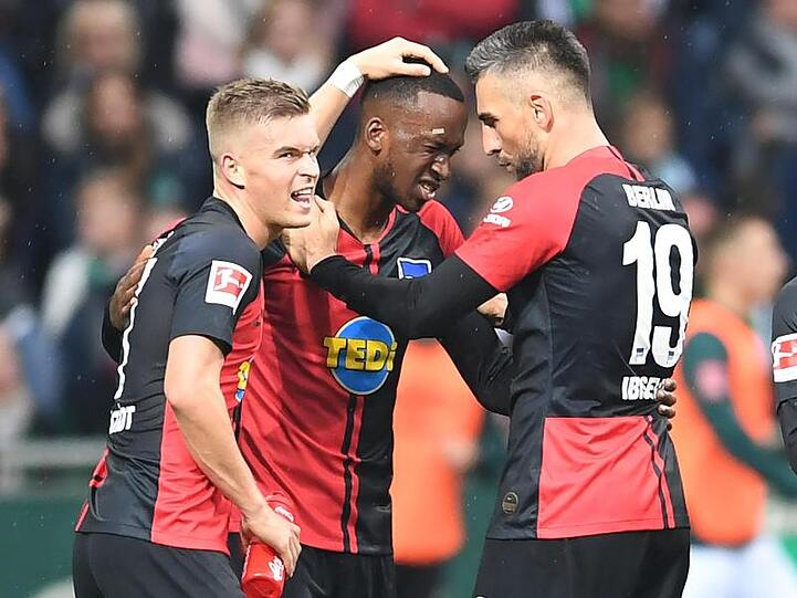 Dodi Lukebakio (M.) sicherte der Hertha in Bremen einen Punkt.