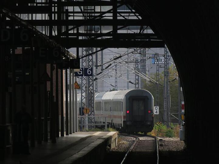 Ein Intercity verlässt den Bahnhof.