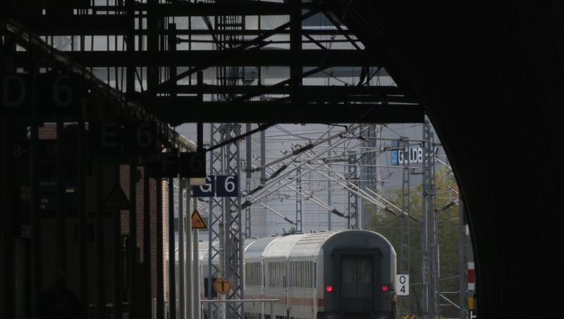 Ein Intercity verlässt den Bahnhof. Ein Intercity verlässt den Bahnhof.