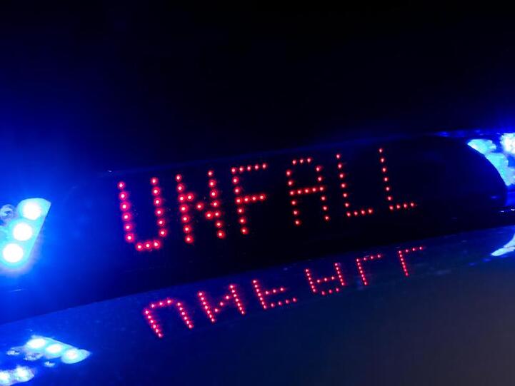 Zwischen den Blaulichtern auf einem Polizeifahrzeug warnt eine Leuchtschrift vor einem Unfall. Foto: Monika Skolimowska/Archivbild