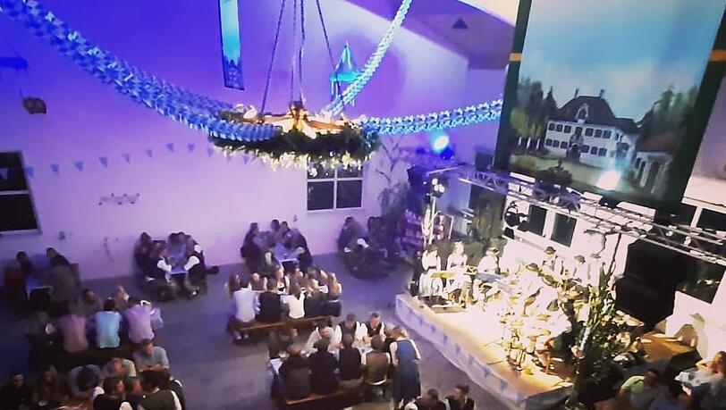 Die Feier hat Anfang Oktober in einer Maschinenhalle stattgefunden. Rund 130 Gäste feierten gemeinsam.