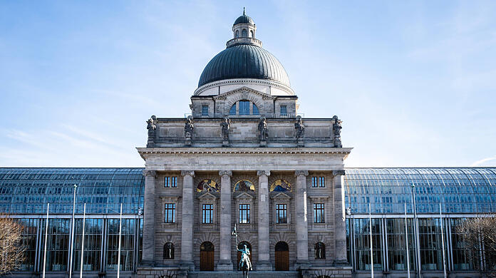 Der ORH verweist unter anderem darauf, dass der Freistaat im Jahr 2021 insgesamt 5,1 Milliarden Euro mehr Steuern eingenommen habe als noch im Haushaltsgesetz 2021 veranschlagt. (Archivbild)