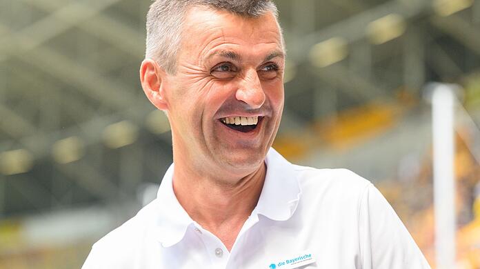 Münchens Trainer Michael Köllner steht im Stadion.