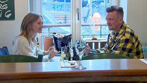 Sarah Zucker lockt ihren Bruder Ben in ein Café voller Lockvögel.
