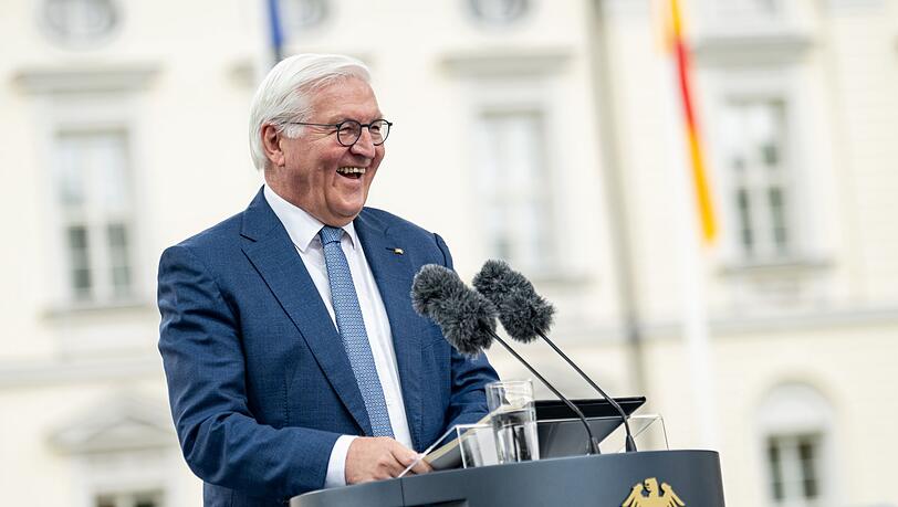 Bundespräsident Frank-Walter Steinmeier spricht zur Eröffnung der Woche der Umwelt im Park von Schloss Bellevue.