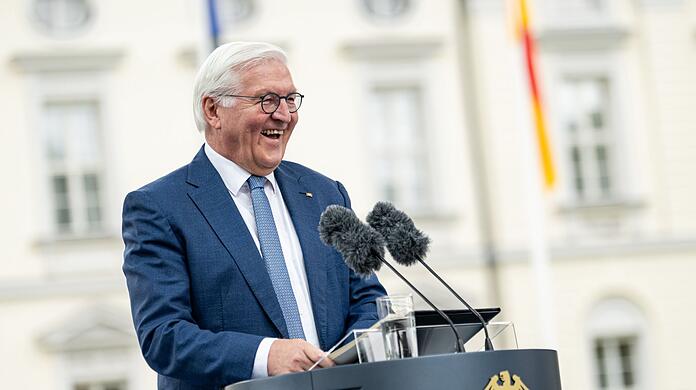 Bundespräsident Frank-Walter Steinmeier spricht zur Eröffnung der Woche der Umwelt im Park von Schloss Bellevue.