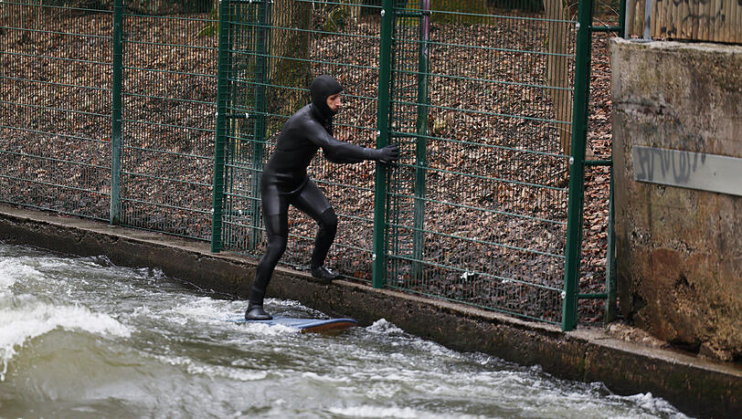 Nach dem Umbau des Zaunes durch die Anwohner ist es für die Surfer noch schwieriger und noch gefährlicher, den "Absprungpunkt" zu erreichen.
