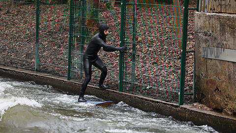Nach dem Umbau des Zaunes durch die Anwohner ist es für die Surfer noch schwieriger und noch gefährlicher, den "Absprungpunkt" zu erreichen.