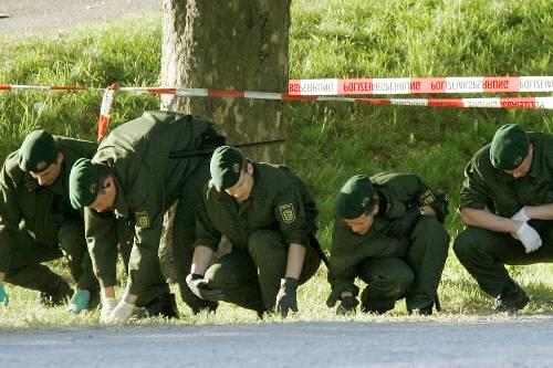 Auf Spurensuche: Polizisten nach dem Mord an ihrer Kollegin auf einem Parplatz bei Heilbronn