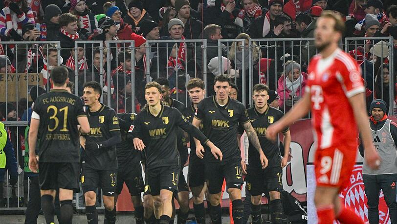 Freude beim FC Augsburg, Enttäuschung bei Harry Kane. Freude beim FC Augsburg, Enttäuschung bei Harry Kane.