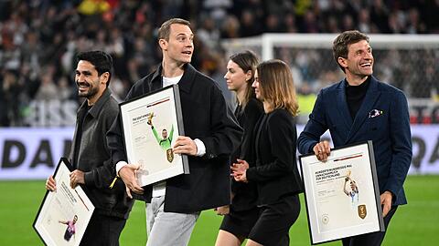 Neuer (2.v.l.) wurde bereits offiziell vom DFB-Team verabschiedet. (Archivbild)