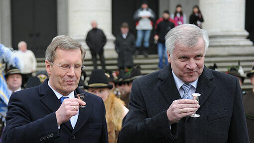 „Das ist auch gut gegen Erkältung“: Wulff (r.) und Seehofer beginnen den Tag in München mit etwas Hochprozentigem. „Das ist auch gut gegen Erkältung“: Wulff (r.) und Seehofer beginnen den Tag in München mit etwas Hochprozentigem.