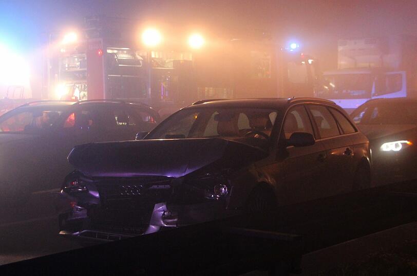 Schon wieder zerquetschte Autos und umgekippte Lastwagen: Diesmal
glich die A9 südlich von Berlin einem Trümmerfeld. Zwei Dutzend
Fahrzeuge krachten ineinander. Es gab Tote und Verletzte.