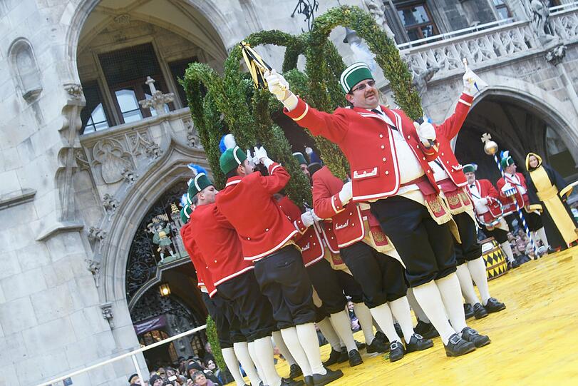 Wie alle sieben Jahre führen die Schäffler am Marienplatz ihren traditionellen Tanz auf. OB Christian Ude ist auch mit von der Partie.