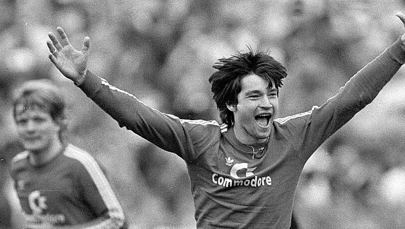 SÖREN LERBY
Transfer: Der Däne wurde 1983 von Ajax Amsterdam geholt, als Breitner-Nacholger.
Status: Seine frische-freche Art kam an, seine Leistung zunächst weniger. Später absoluter Leader-Typ!
Konkurrenz: kaum vorhanden (Dürnberger, Kraus, Nachtweih).
Ertrag: Bayern wurde 4. – blieb bis 1986, wurde zwei Mal Meister und Pokalsieger. SÖREN LERBY
Transfer: Der Däne wurde 1983 von Ajax Amsterdam geholt, als Breitner-Nacholger.
Status: Seine frische-freche Art kam an, seine Leistung zunächst weniger. Später absoluter Leader-Typ!
Konkurrenz: kaum vorhanden (Dürnberger, Kraus, Nachtweih).
Ertrag: Bayern wurde 4. – blieb bis 1986, wurde zwei Mal Meister und Pokalsieger.