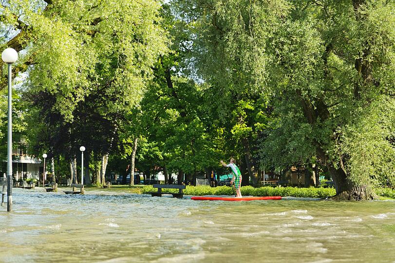 Fanatic-Teamfahrer Fabian Weber erkundet das Hochwasser in Diessen am Ammersee per Stand Up Paddeling