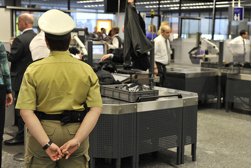 Bei verdeckten Kontrollen an Deutschlands größtem Flughafen in Frankfurt hat die EU-Kommission nach einem Medienbericht gravierende Sicherheitsrisiken entdeckt. (Archivbild)