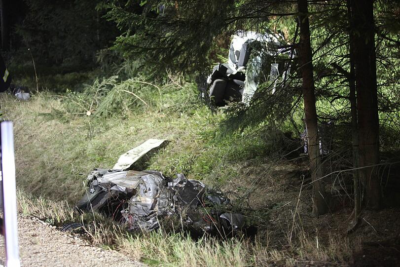 Durch die Wucht des Aufpralls wurde der Mercedes regelrecht zerfetzt. Der Fahrer starb in den Trümmern.