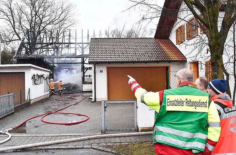 Bilder vom Bauernhof-Brand in Neufahrn bei Freising. Der Landwirt erlitt einen Herzinfarkt, als er den Brand bemerkte.