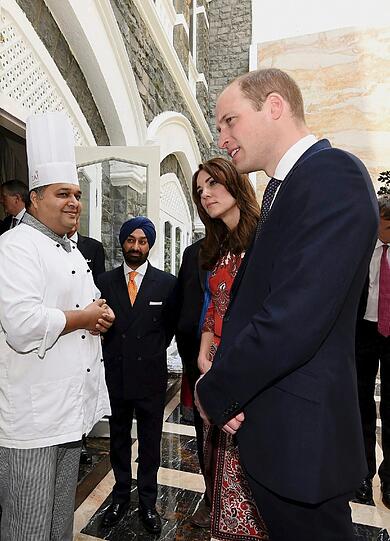 Prinz William und seine Frau Kate haben am ersten Tag ihrer Indien-Reise das berühmte Taj Mahal Palace Hotel besucht.