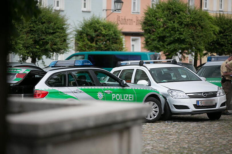 Eine halbe Stunde jagte die Polizei dem Einbrecher im Landkreis Traunstein hinterher. Erst in Tittmoning wurde er gestoppt. Die Bilder.