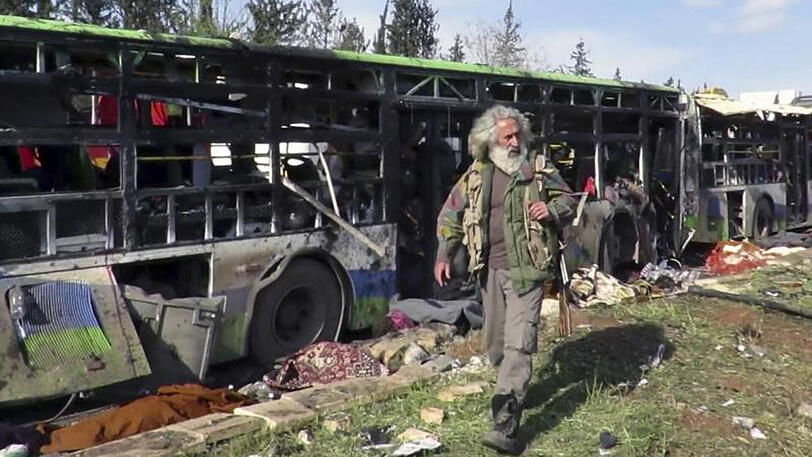 Bei einem Autobombenanschlag auf Busse mit umgesiedelten Menschen aus zwei belagerten Orten wurden im Norden Syriens Dutzende Menschen getötet.
