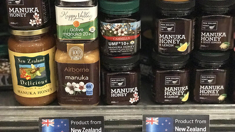 Trotz des hohen Preises hat sich Manuka-Honig sich zu einem von Neuseelands Exportschlagern entwickelt. Der Honig findet sich in Feinkostgeschäften, Bioläden und Reformhäusern rund um die Welt.