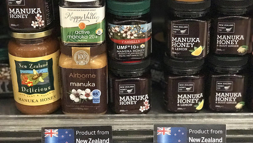Trotz des hohen Preises hat sich Manuka-Honig sich zu einem von Neuseelands Exportschlagern entwickelt. Der Honig findet sich in Feinkostgeschäften, Bioläden und Reformhäusern rund um die Welt. Trotz des hohen Preises hat sich Manuka-Honig sich zu einem von Neuseelands Exportschlagern entwickelt. Der Honig findet sich in Feinkostgeschäften, Bioläden und Reformhäusern rund um die Welt.