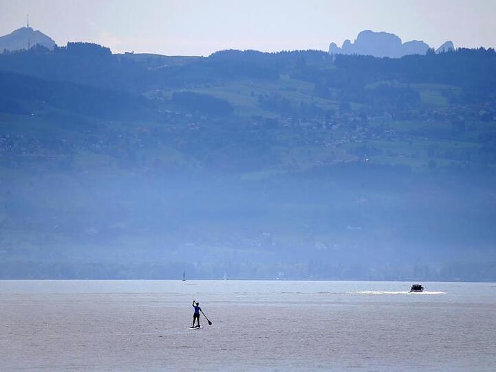 Stand-up-Paddler auf dem Bodensee. Bei Temperaturen jenseits der 20-Grad-Marke verbrachten viele Menschen das Wochenende im Freien.