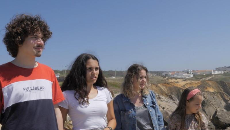 Martim (l-r), Catarina, Claudia und Mariana stehen an einer Klippe. Sechs Kinder und Jugendliche aus Portugal haben mit einer außergewöhnlichen Klimaklage gegen Deutschland und 32 weitere Länder eine wichtige Hürde genomme.