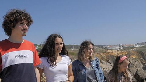 Martim (l-r), Catarina, Claudia und Mariana stehen an einer Klippe. Sechs Kinder und Jugendliche aus Portugal haben mit einer außergewöhnlichen Klimaklage gegen Deutschland und 32 weitere Länder eine wichtige Hürde genomme.
