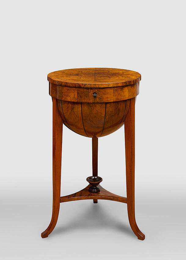 Repräsentatives Halbglobus-Tischchen, Süddeutschland um 1820, Nussbaum furniert, Innenleben mit Ahornholz, Ebenholz-Einlegearbeiten. Innen Fächer und Geheimfach. (Sami Hawari, Stand 24) Repräsentatives Halbglobus-Tischchen, Süddeutschland um 1820, Nussbaum furniert, Innenleben mit Ahornholz, Ebenholz-Einlegearbeiten. Innen Fächer und Geheimfach. (Sami Hawari, Stand 24)