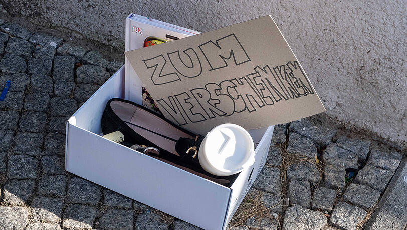 Kisten und Kartons mit Sachen, die zu verschenken sind, ist eine Ordnungswidrigkeit und kann ein Bußgeld kosten. Kisten und Kartons mit Sachen, die zu verschenken sind, ist eine Ordnungswidrigkeit und kann ein Bußgeld kosten.