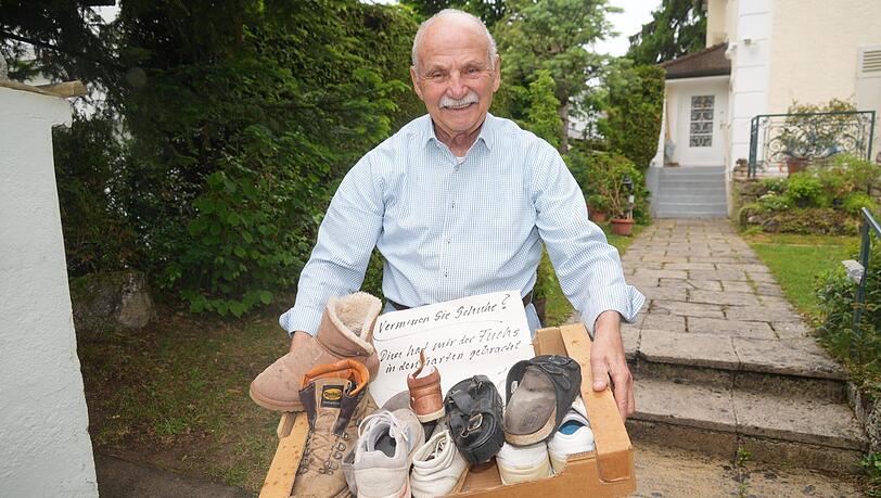 Seit drei Wochen findet Fritz Scholze fast jeden Morgen fremde Schuhe in seinem Garten verteilt. Drei Füchse sind für die Unordnung verantwortlich. Der 89-Jährige sammelt die Schuhe und stellt sie vor sein Haus in der Hoffnung, dass sie ihre Besitzer wiederfinden.